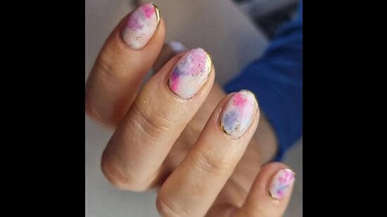 Marble art with a tinge of glitter is perfect for festive occasions (Photo: Instagram) Marble art with a tinge of glitter is perfect for festive occasions (Photo: Instagram)