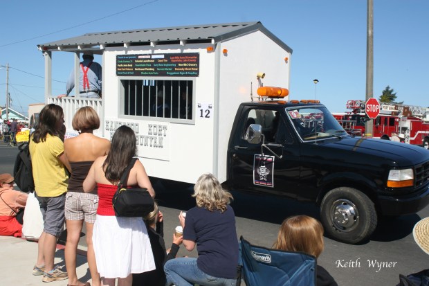 The mobile Kangaroo Kort prowls the street for offenders. (Photo by Keith Wyner for Paul Bunyan Days)