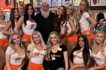 John Daly hangs out with Hooters waitresses after missing the cut at Hoylake