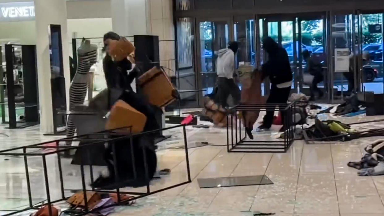 Thieves ransack a Southern California mall on Aug. 12, 2023. (TNLA via NBC Los Angeles)