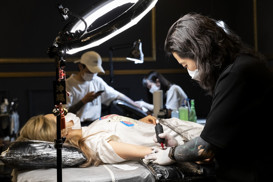 Korea’s tattoo industry largely exists within a robust grey area — tens of thousands of tattoo artists and semi-permanent makeup technicians operate outside the legal framework, fearing police raids and prosecution, although such instances are exceedingly rare. [JEONG JUN-HEE]