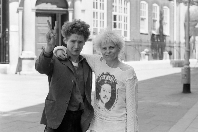 <p>Malcolm McLaren and Vivienne Westwood outside Bow Street Magistrate Court, after being remanded on bail for fighting</p>