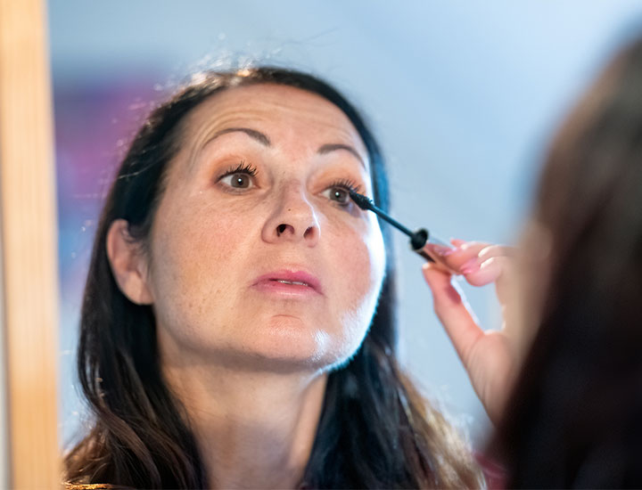 woman-putting-on-mascara