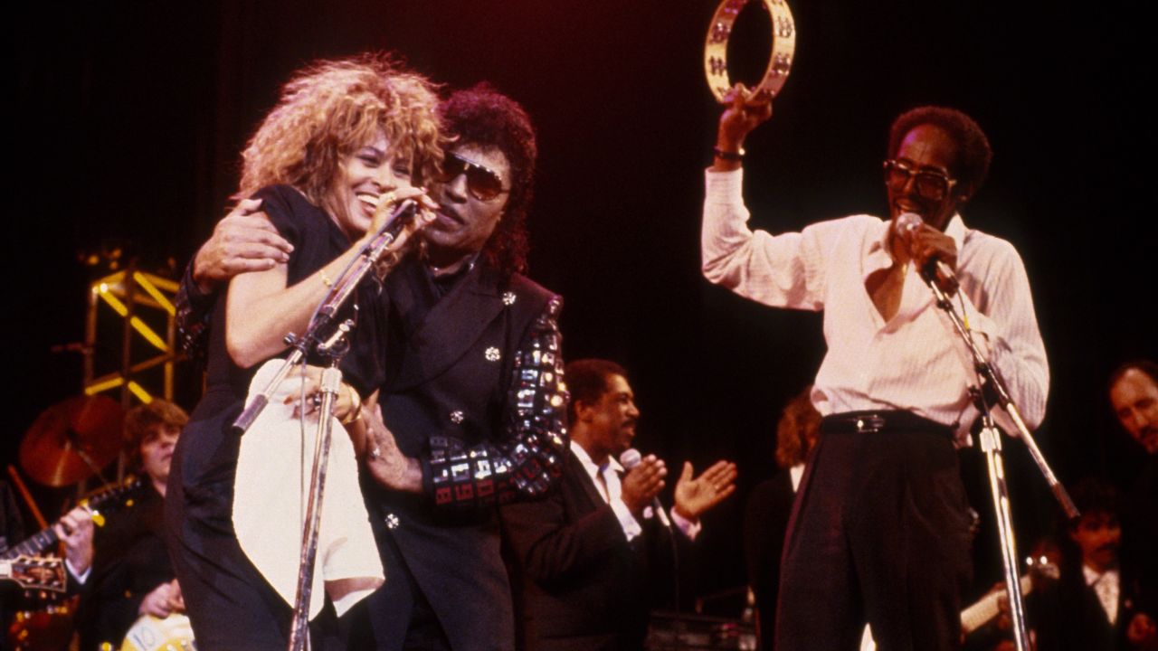 NEW YORK, NY - CIRCA 1989: Tina Turner and Little Richard at the 1989 Rock N Roll Hall of Fame Induction Ceremony circa 1989 in New York City. (Photo by Sonia Moskowitz/IMAGES/Getty Images)