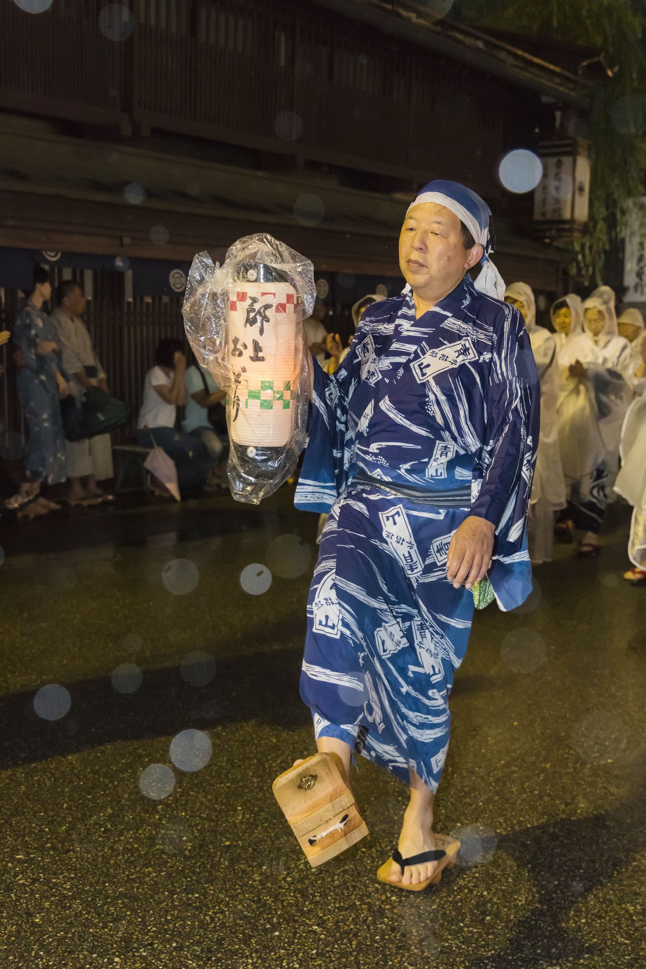 Gujō’s bon odori style calls for vigorous slapping of geta wooden clogs on pavement. Geta and yukata cotton kimono rentals are available. (© Haga Library)