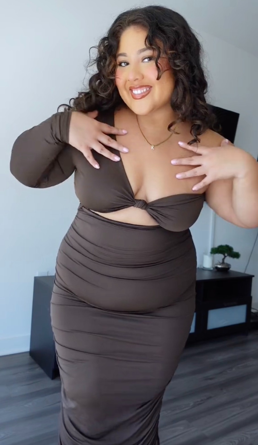 She modeled the dress for the camera, saying she purchased it in a size XL from Amazon