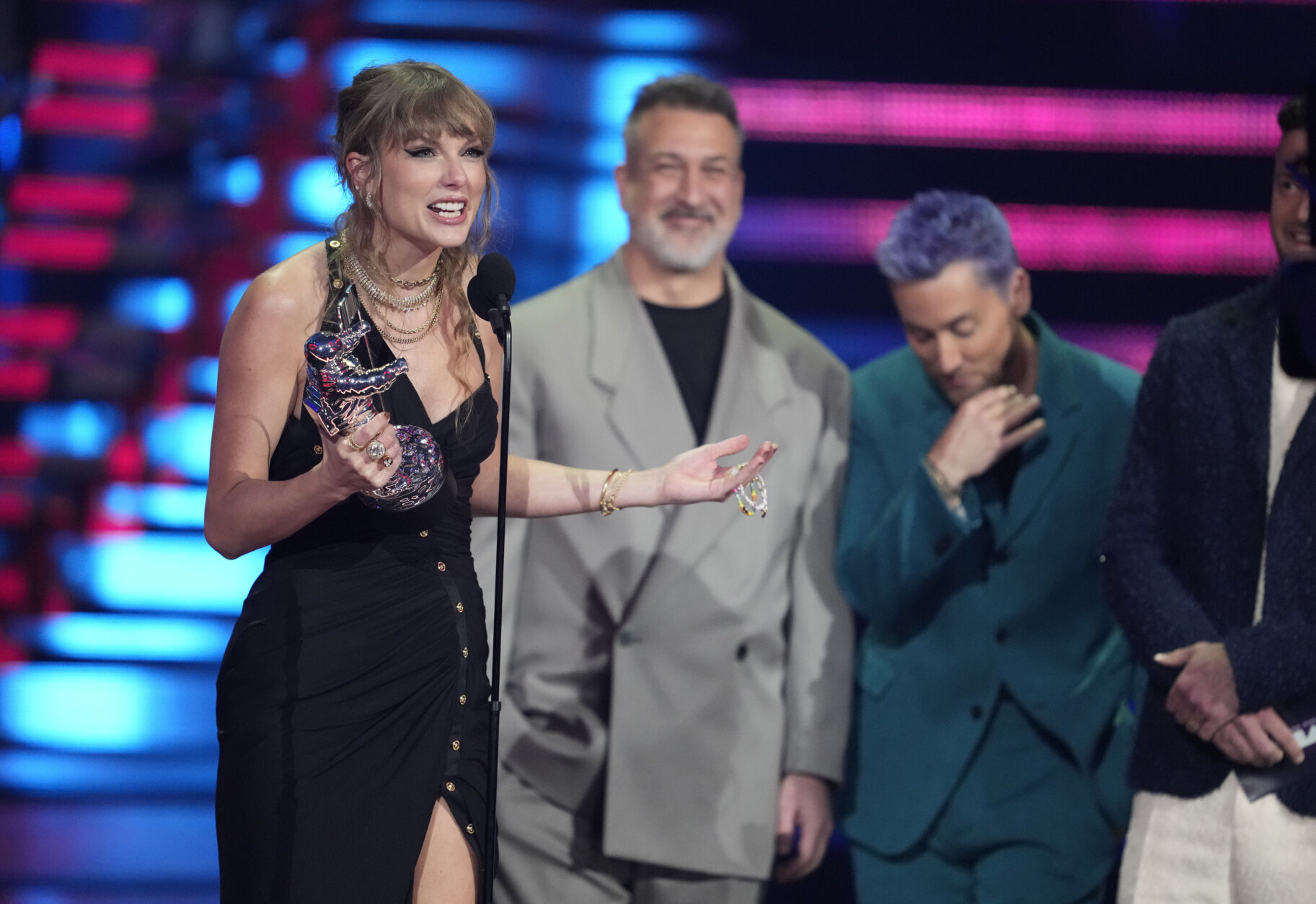 Taylor Swift accepts the award for best pop for 