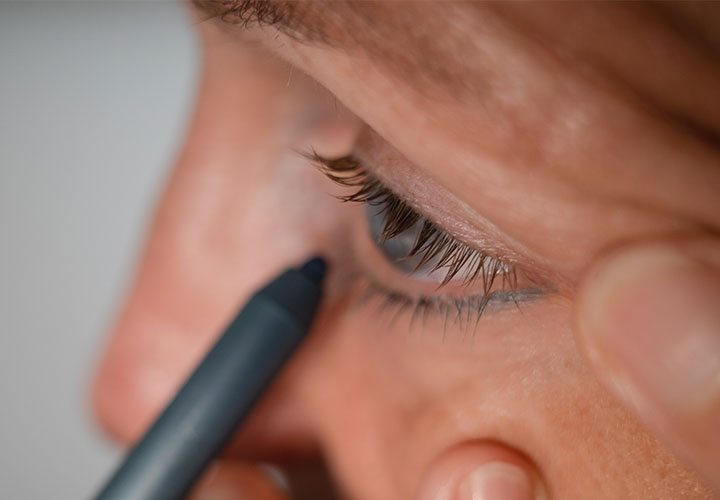 woman-applying-eyeliner