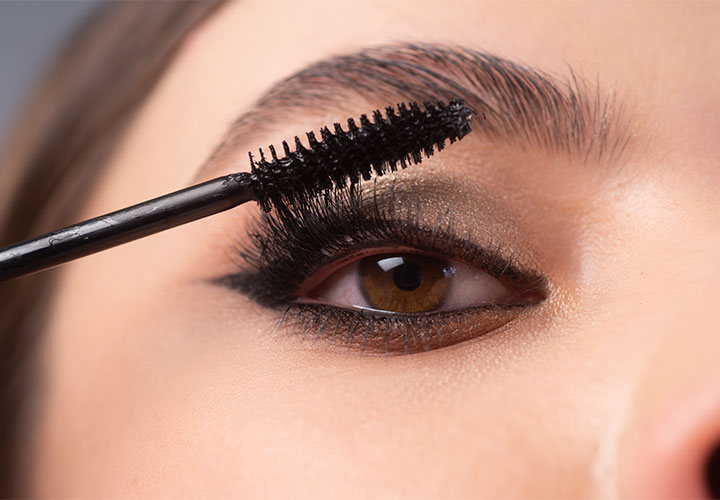 woman-putting-on-mascara