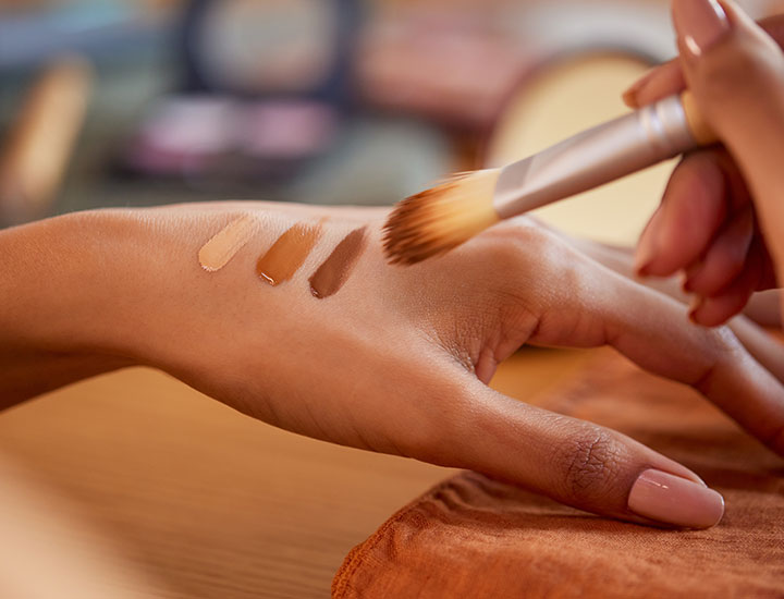 woman-concealer-hand