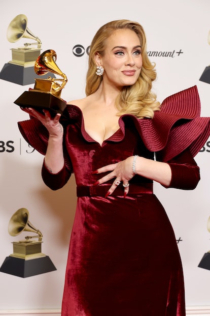 Adele long dark red nails at grammys 2023