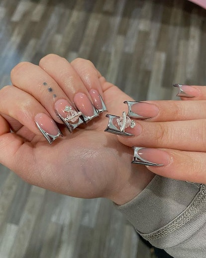 3D chrome French tips.