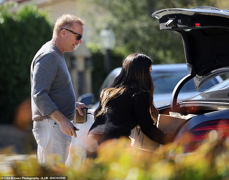 Will he give her a tip? The Bull Durham actor held on to his brown leather wallet as he watched the lady carefully work away