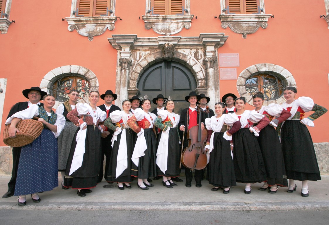 Luxury mirrored in the past: Traditional costumes of Vodnjan, Galižana and Peroj