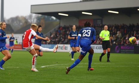 Arsenal's Beth Mead scores their second goal.