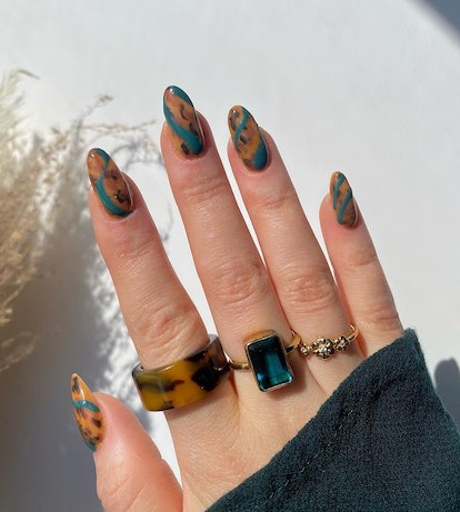 Tortoiseshell nails scream old money.