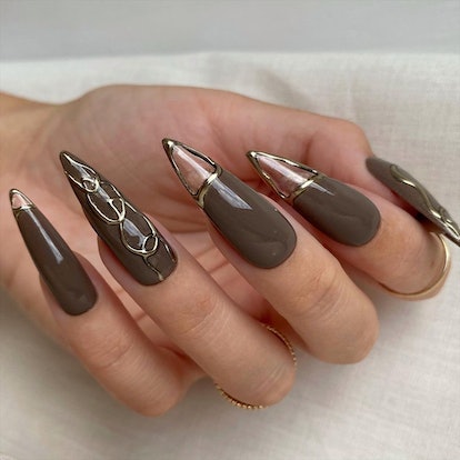 Earthy chrome nails that match the cabincore aesthetic.