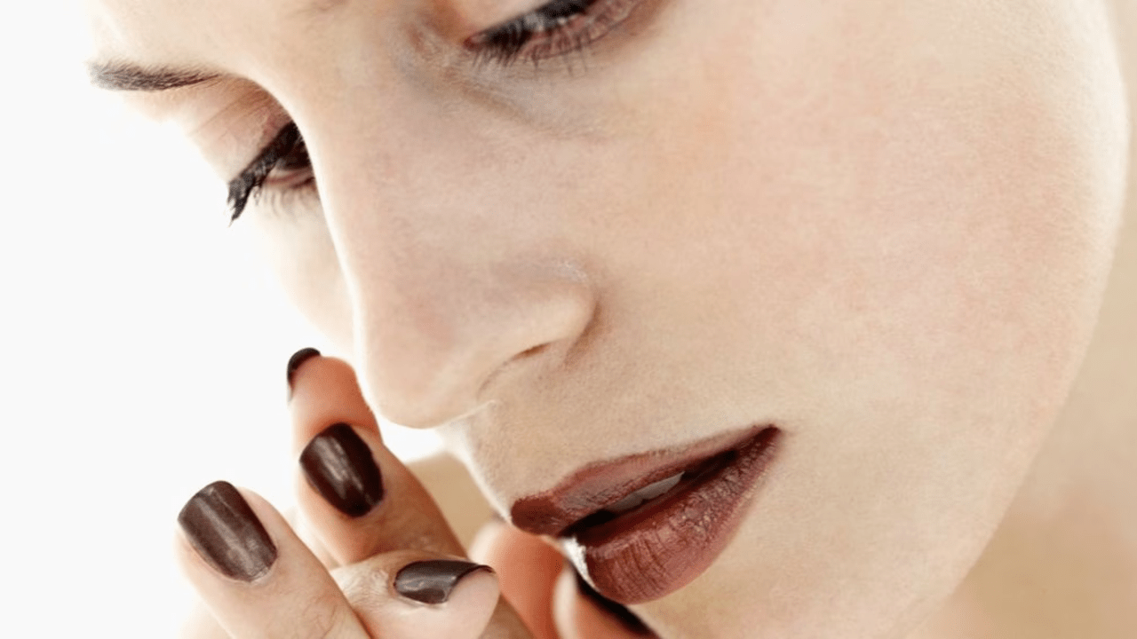 hit-chocolate-nails-manicure-woman-style-makeup-lips-brown