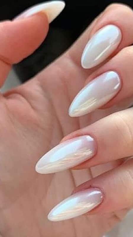 Glazed Donut: This manicure is perfect for any bride. The chrome powder helps to elongate the nails and give them a sleek, modern look and takes the centre stage with dark henna.