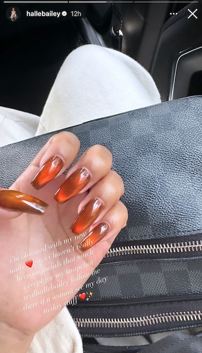 Halle Bailey's pumpkin spice aura nails are a perfect Thanksgiving nail art design for 2023.