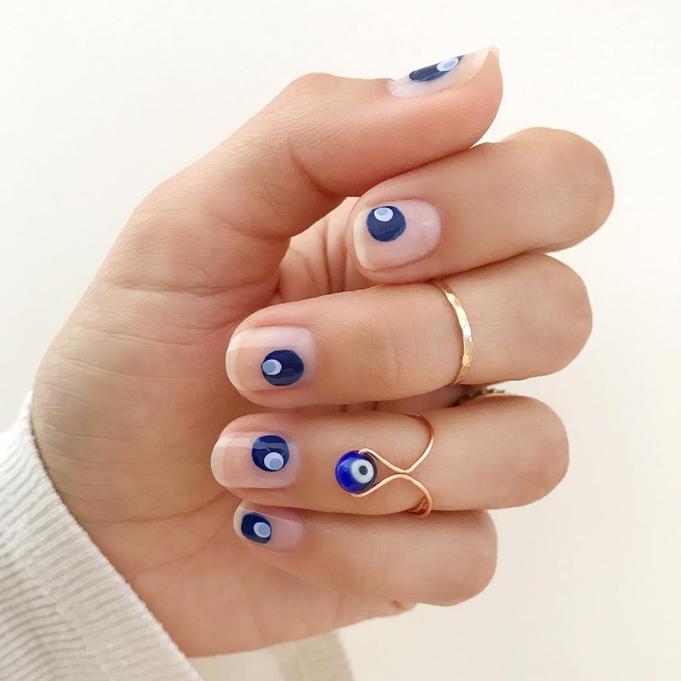 Nail art olho grego — Foto: Reprodução/Instagram @betina_goldstein