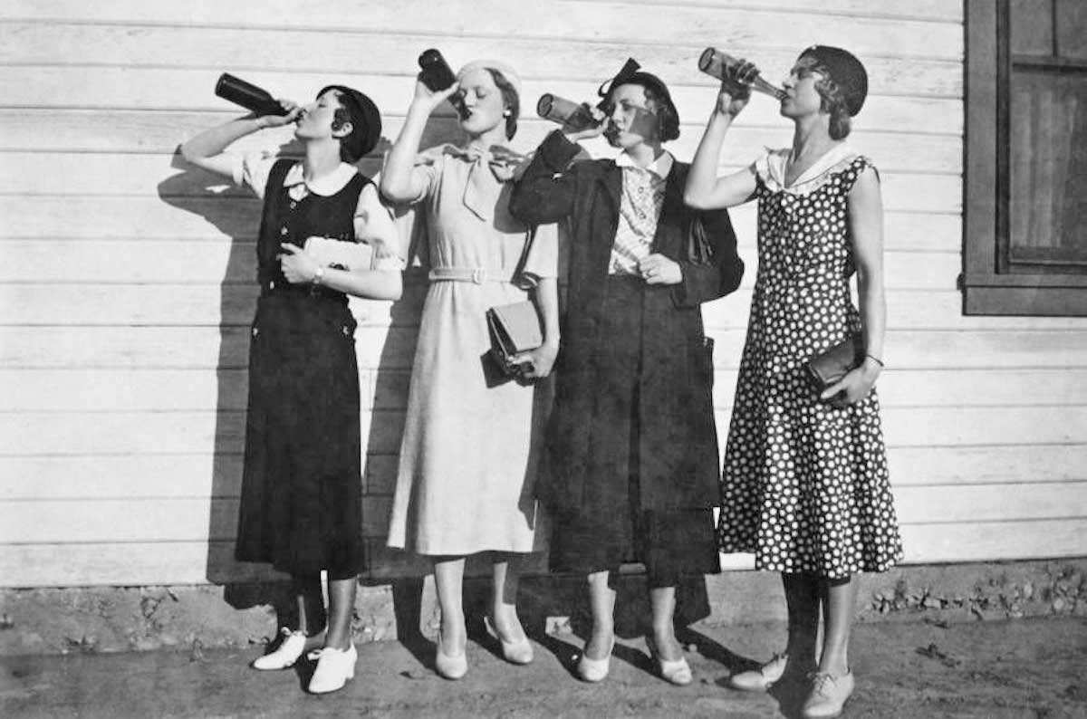 flappers drinking 1920s