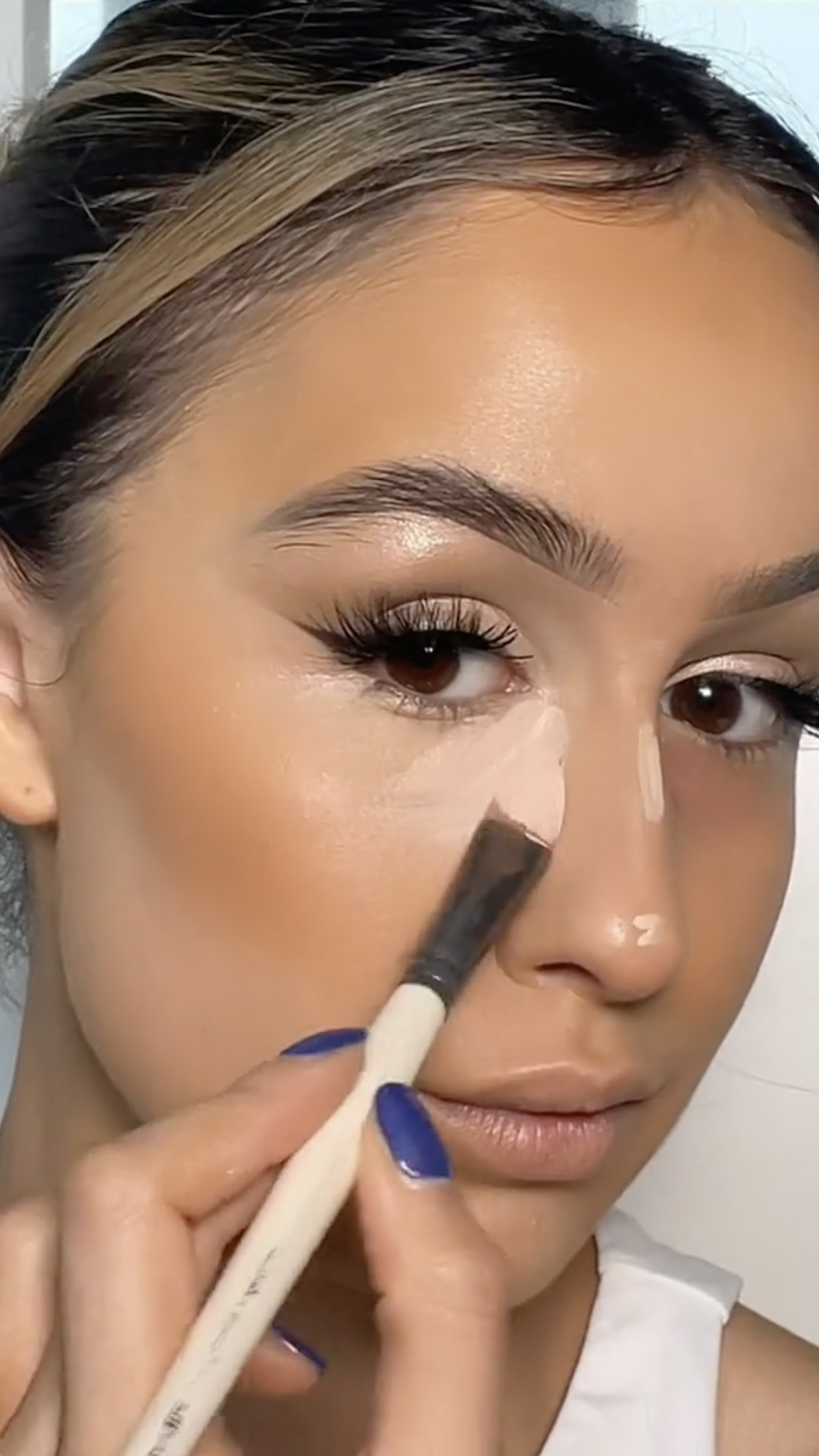 Yaz applied the pink shade under her eyes before using a finishing powder to set it in place