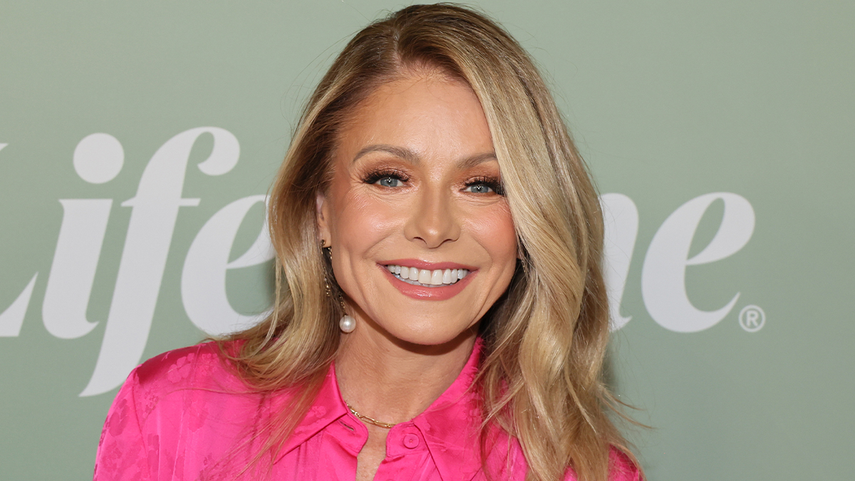 Kelly Ripa, golden blonde hair