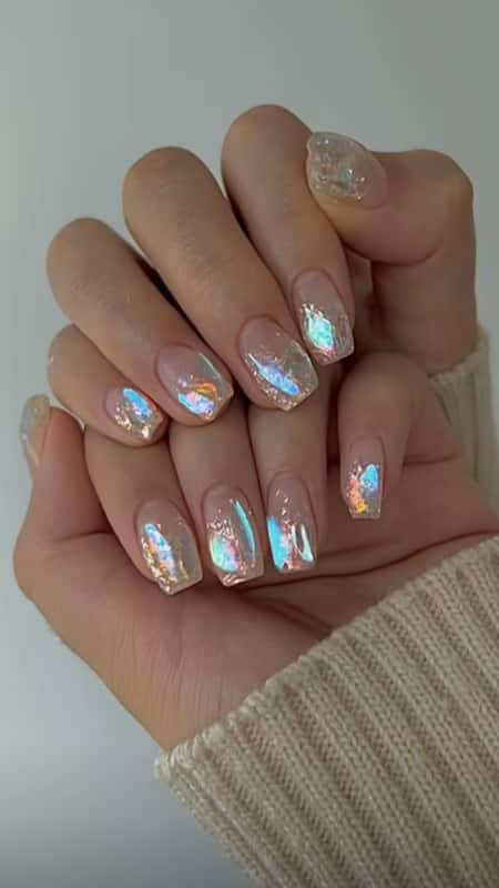 Chrome Nails: A futuristic and sleek look with a mirror-like finish, chrome nails reflect light beautifully and come in various metallic shades.