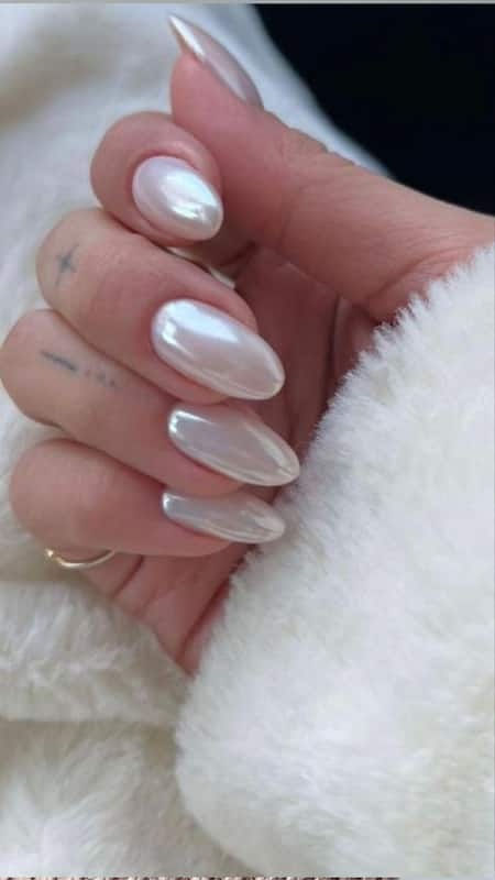 Chrome Nails: A futuristic and sleek look with a mirror-like finish, chrome nails reflect light beautifully and come in various metallic shades.