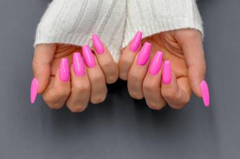 https://cf.ltkcdn.net/life/style/images/slide/342387-850x566-fuchsia-nails-1199179250.jpg