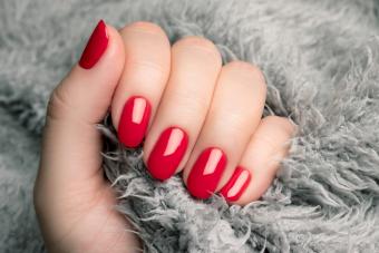 https://cf.ltkcdn.net/www/images/slide/347928-850x567-poppy-red-nails-1454179883.jpg