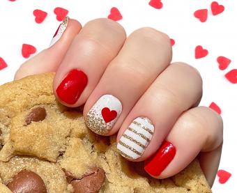 https://cf.ltkcdn.net/www/images/slide/354829-850x694-red-heart-gold-white-nails.png