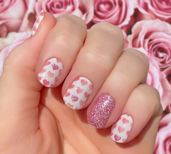 https://cf.ltkcdn.net/www/images/slide/354837-850x770-pink-white-glitter-heart-nails.png