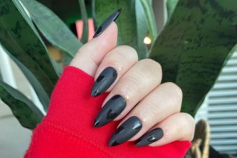 https://cf.ltkcdn.net/www/images/slide/354838-850x566-black-mate-heart-nails.jpg