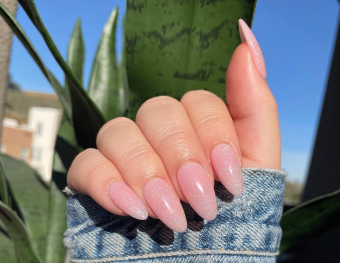 https://cf.ltkcdn.net/www/images/slide/354840-850x658-pink-shimmer-nails.png