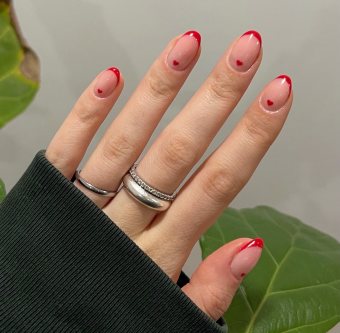 https://cf.ltkcdn.net/www/images/slide/354845-850x832-heart-red-tip-nails.png