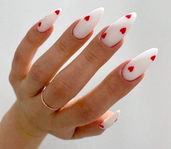 https://cf.ltkcdn.net/www/images/slide/354846-850x742-white-red-heart-nails.png