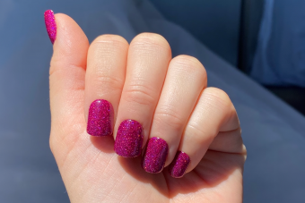 https://cf.ltkcdn.net/www/images/slide/354847-850x566-sparkle-glitter-fuchsia-nails.png