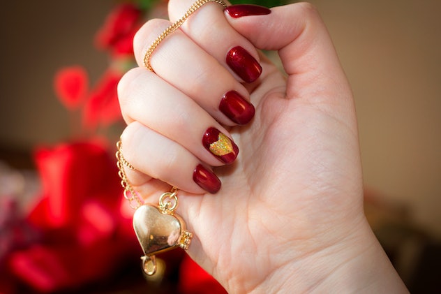 Red nails with gold heart nail art, perfect for your Super Bowl nails and Valentine's Day nails this...