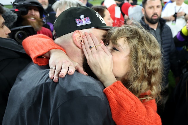 BALTIMORE, MARYLAND - JANUARY 28: Travis Kelce #87 of the Kansas City Chiefs celebrates with Taylor ...