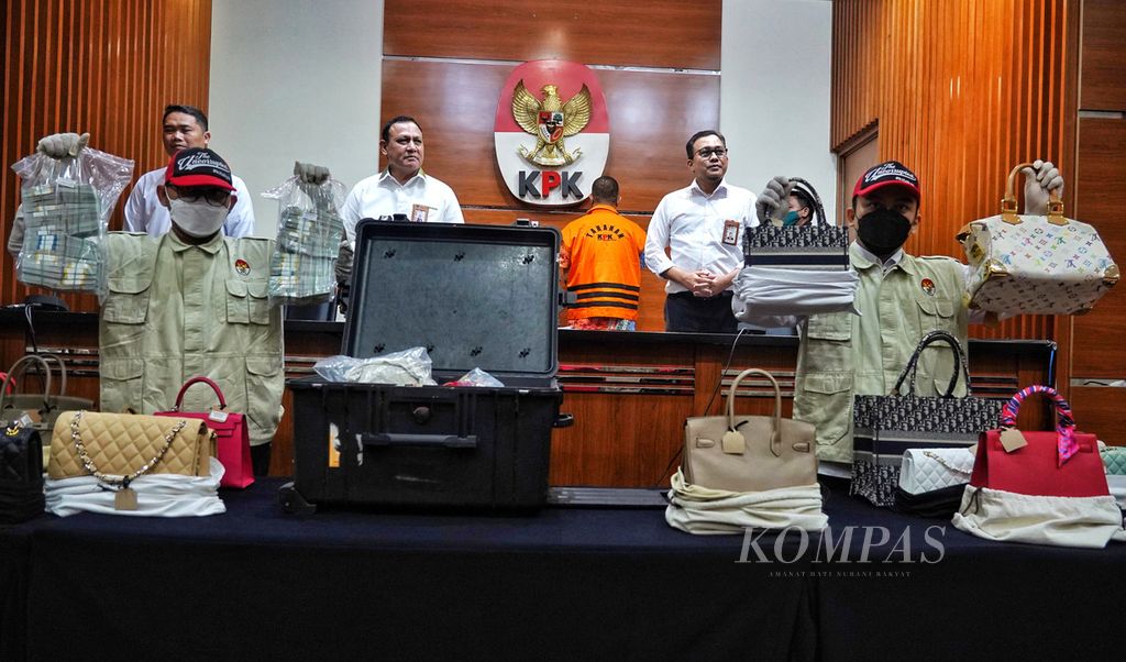 A number of luxury bags confiscated from an official from the Directorate General of Taxes, Rafael Alun Sambodo, were shown in April 2023.