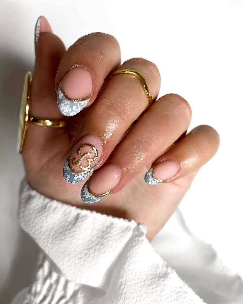 This gilded B nail art is inspired by 'Bridgerton.'