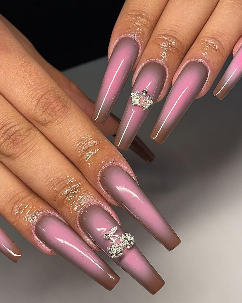 Mauve pink aura nail art is perfect for Gemini season 2024.