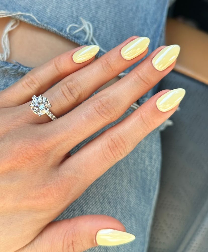 Yellow chrome nails are perfect for Gemini season 2024.