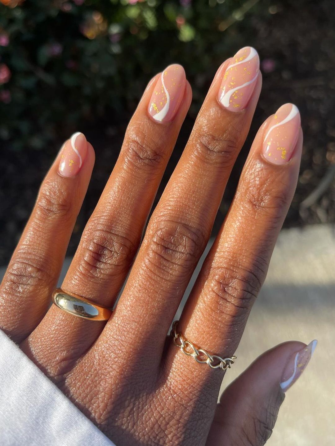 Swirl neutral nails 