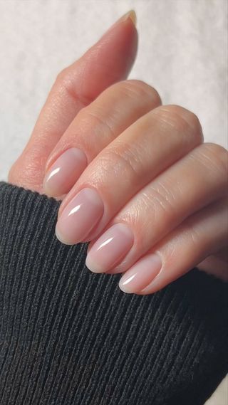 @raelondonnails natural manicure