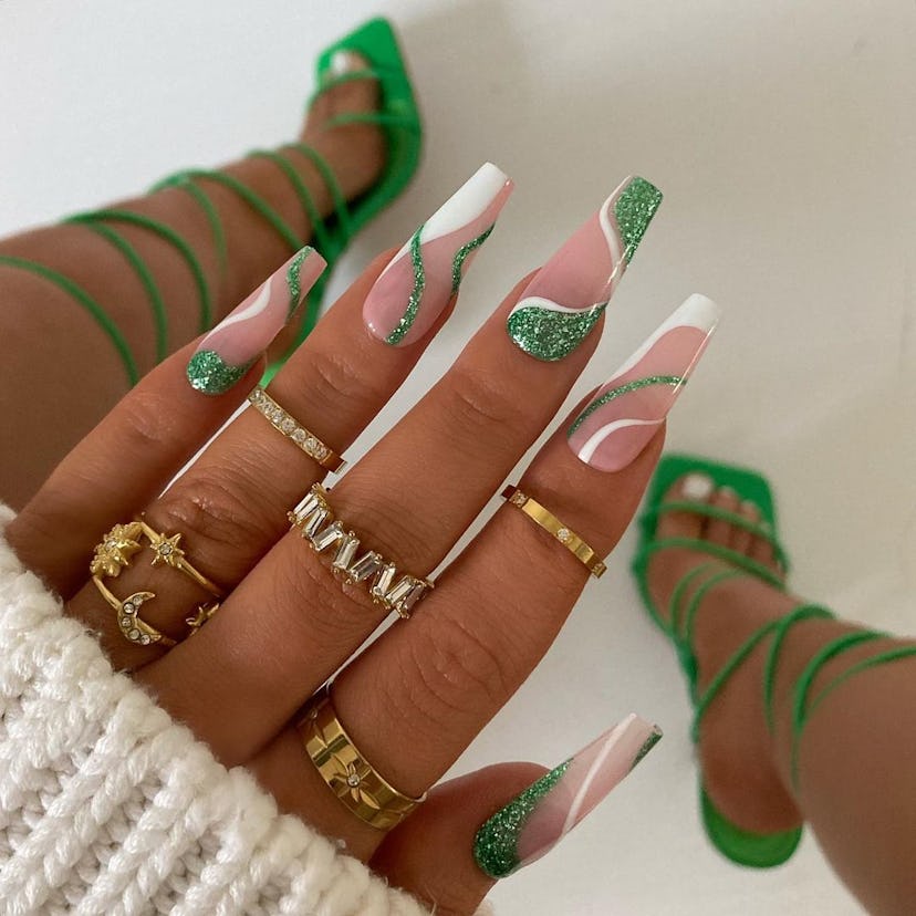 Sparkling green swirl nail art gives 