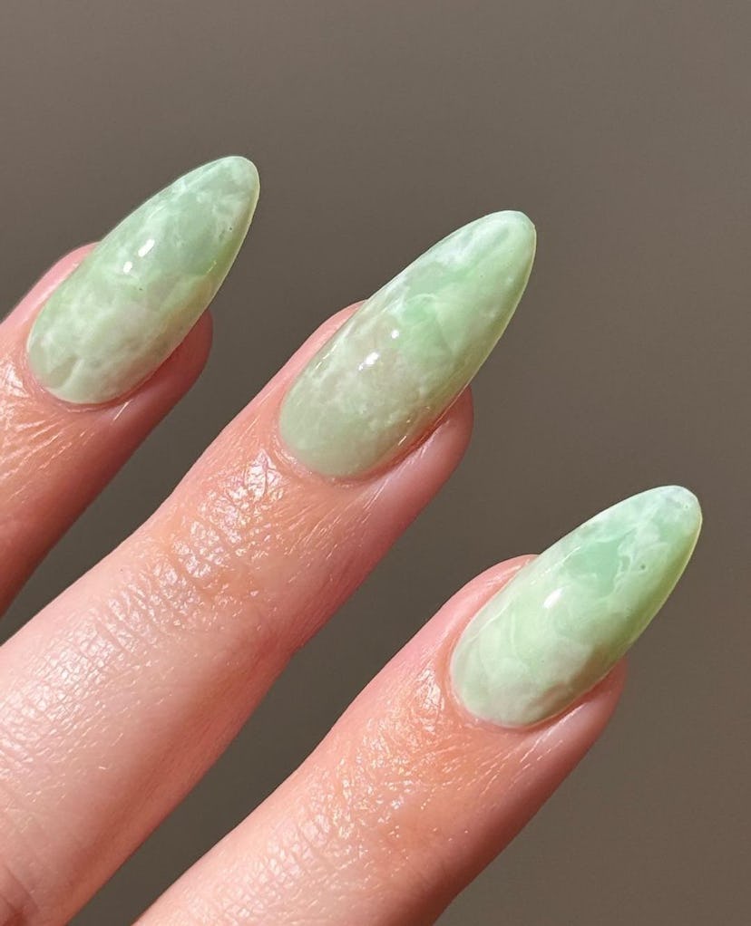 Green matcha latte swirl nail art gives 