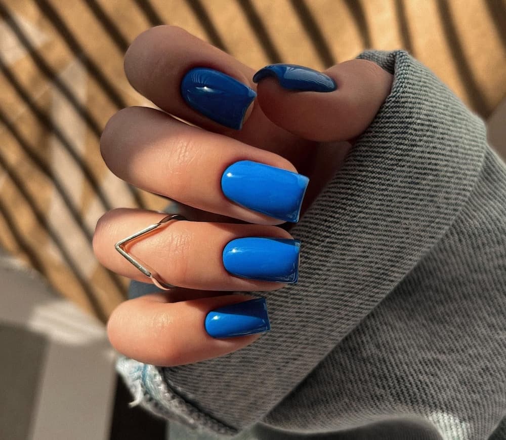 Short blue nails